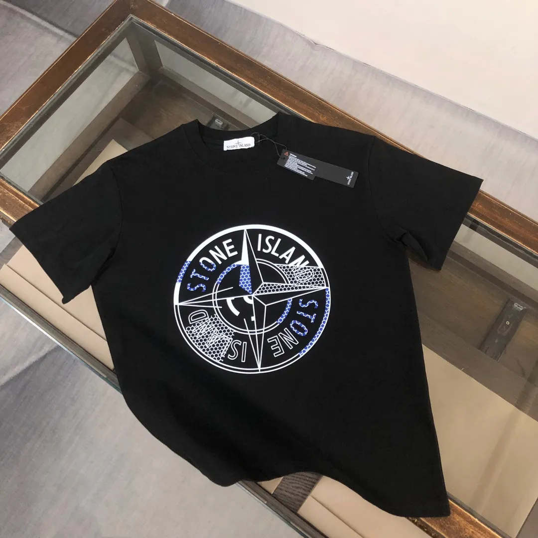 P180 Stone Island 2025 latest T-shirt, couple style ~ Original order, fashionable and casual short T-shirt, specially made of customized cotton fabric ~ Cotton T-shirt ~ Pre-washed to prevent deformation and shrinkage problem, more comfortable and breathable on the body ~ All available from stock ~ Unique design style, trendy must-have item, complete with three standards 👍 Color: black/white Size: S M L XL (larger version, please indicate your height and weight when placing an order)